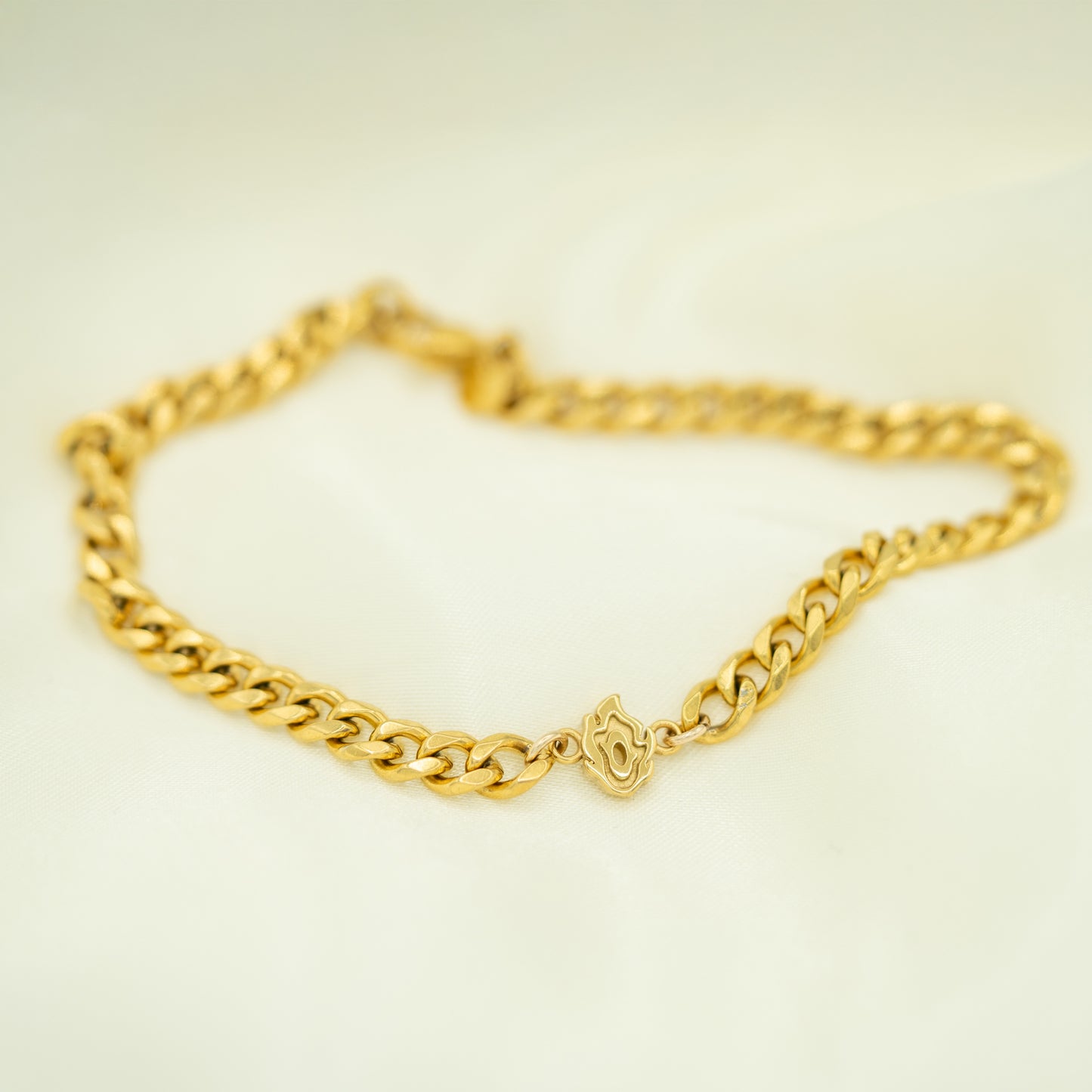 Sleek Figaro Chain Bracelet